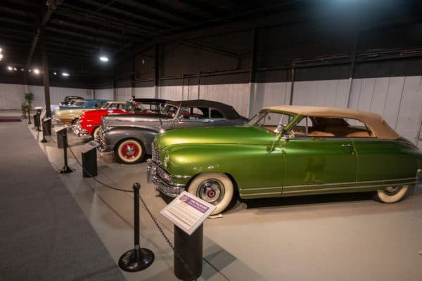 Auta na displeji v Northeast Classic Car Museum v New Yorku