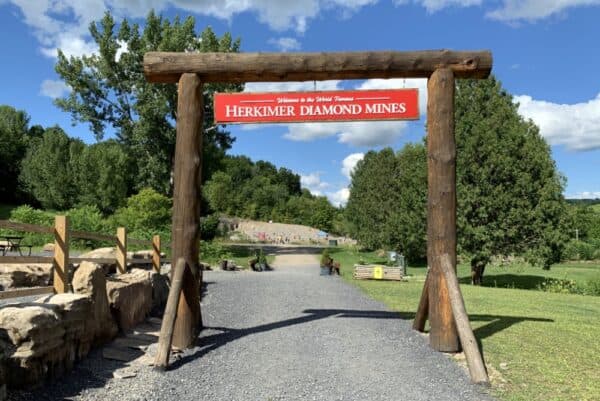 Entrada a las Minas de Diamantes Herkimer en las Adirondacks